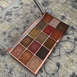 ❤️ SOLD ❤️ Makeup Revolution: Foil Fenzy Eyeshadow